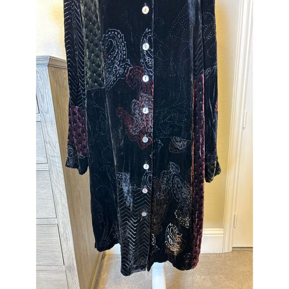 KOOS of Course! | Floral Velvet Silk Blend Tunic Top | 1X - Picture 8 of 14